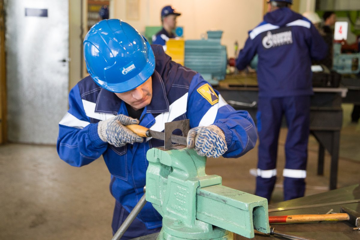 Изображение слесаря