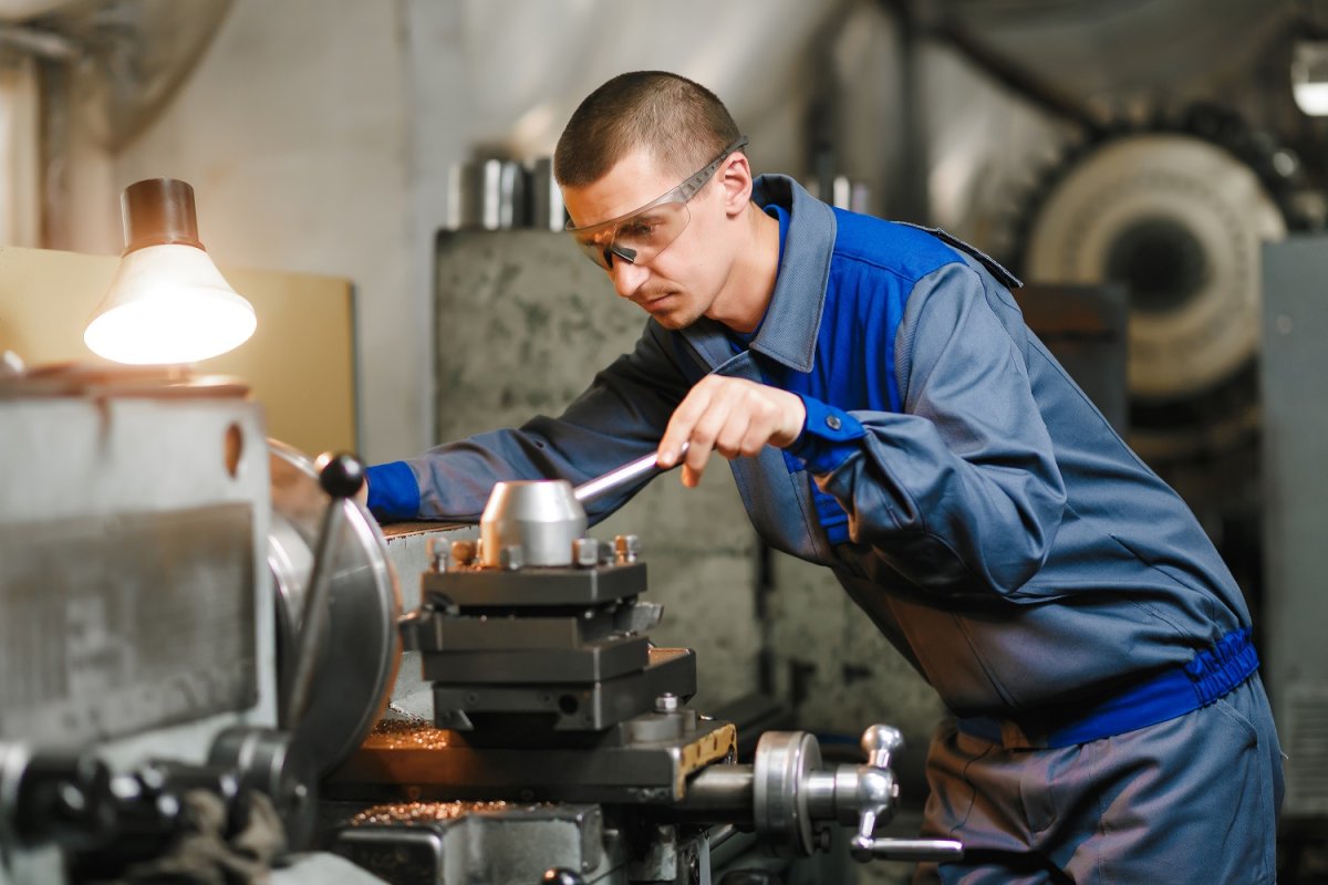 Слесарь МСР (цех тренажеров)