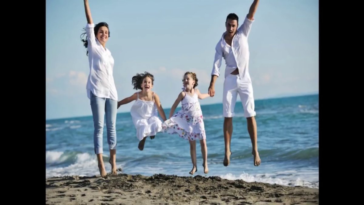 Счастливая семья со спины