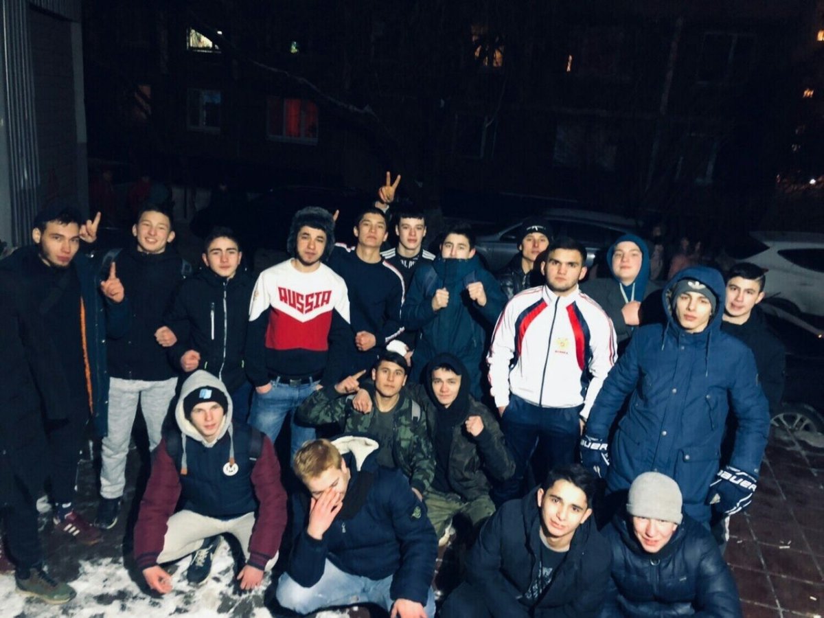 Много пацанов