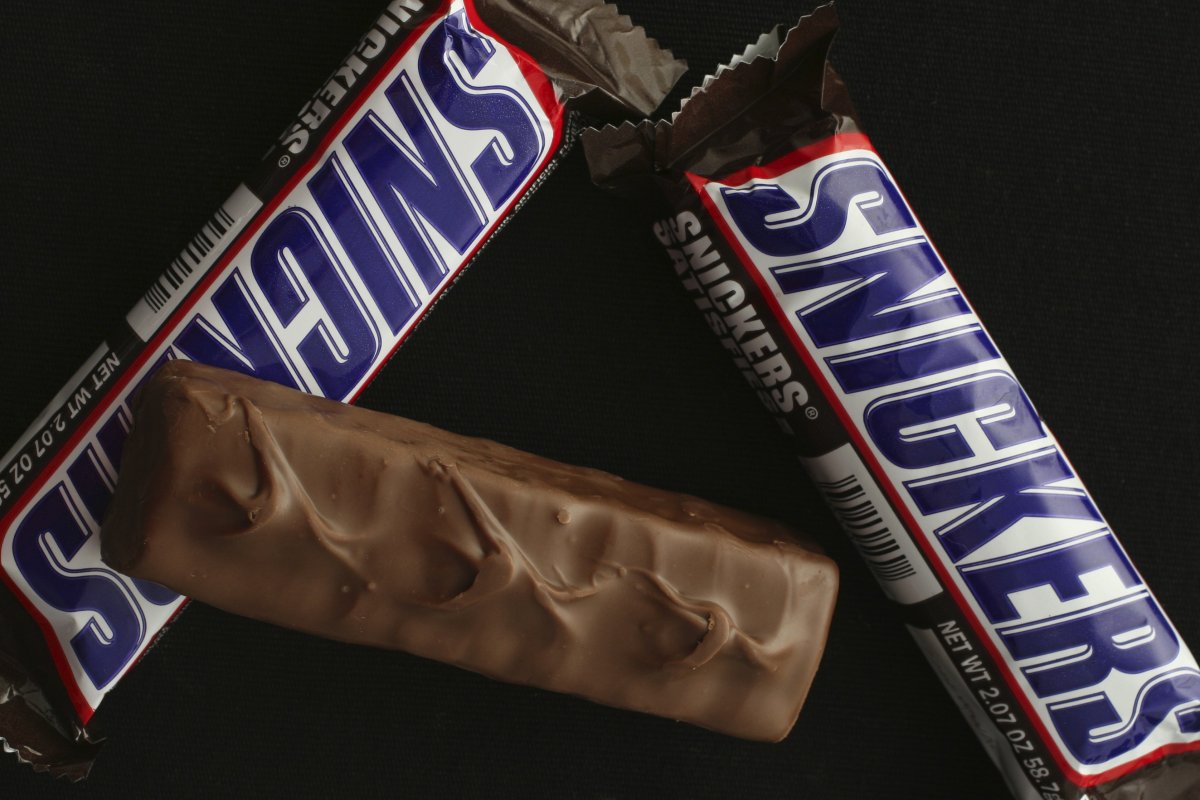 Шоколадный батончик snickers