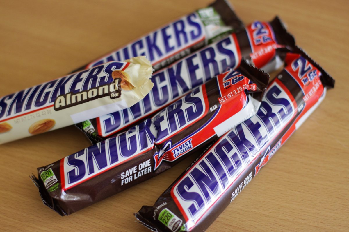 Шоколадный батончик snickers