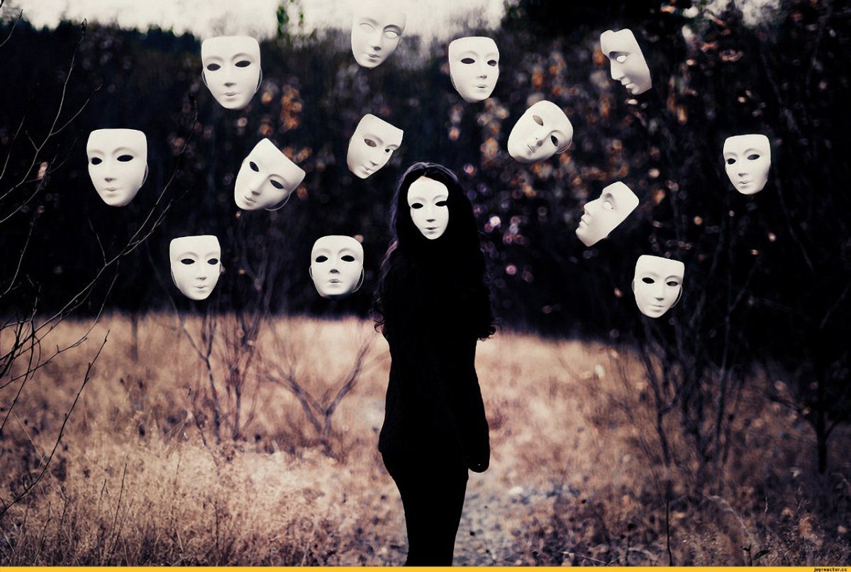 Человек меняет маски