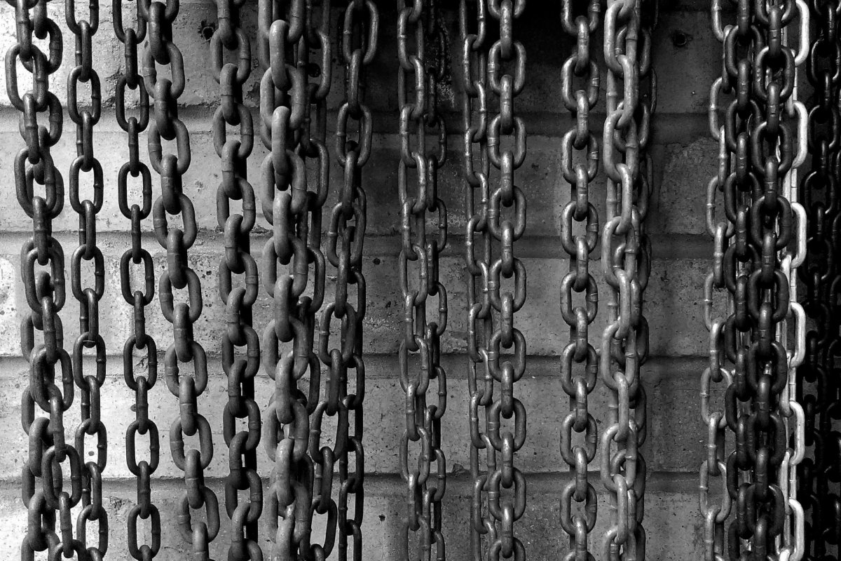 Цепи на стене