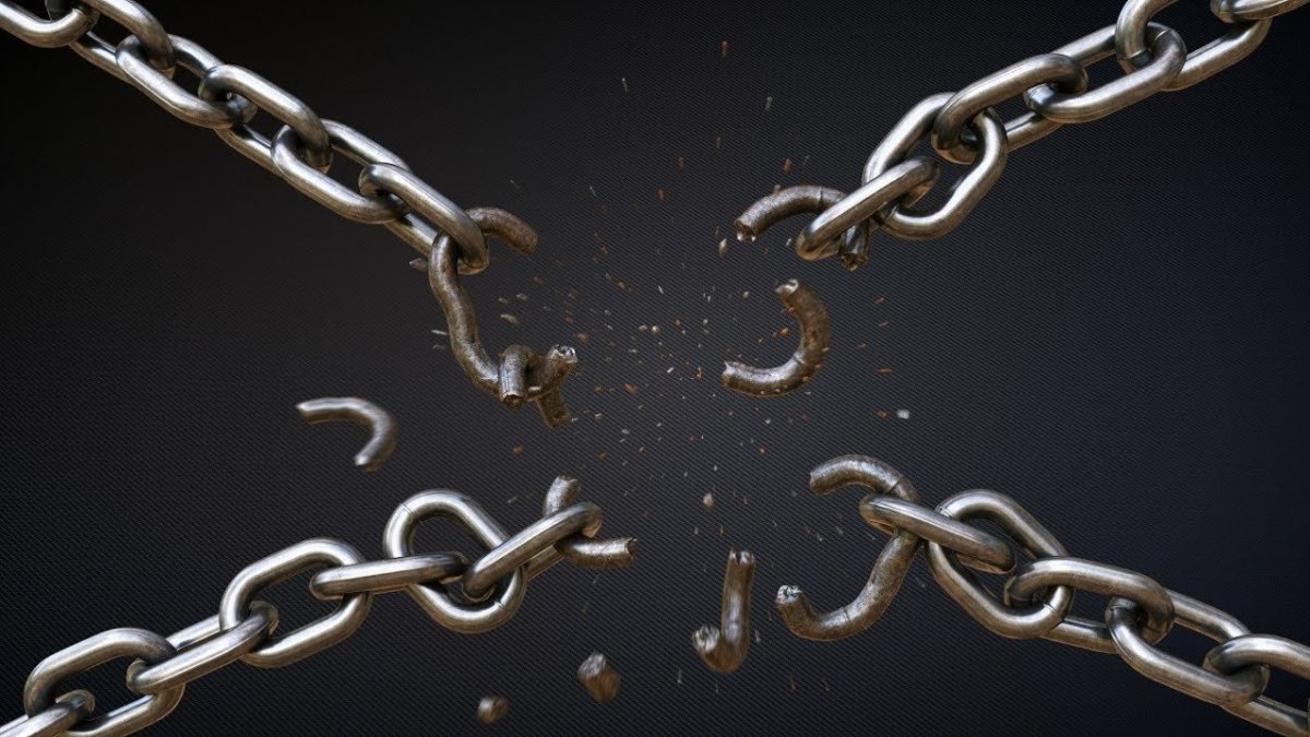 Цепи на темном фоне