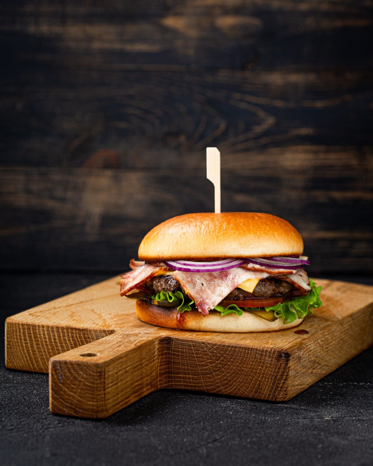 Бургер на столе