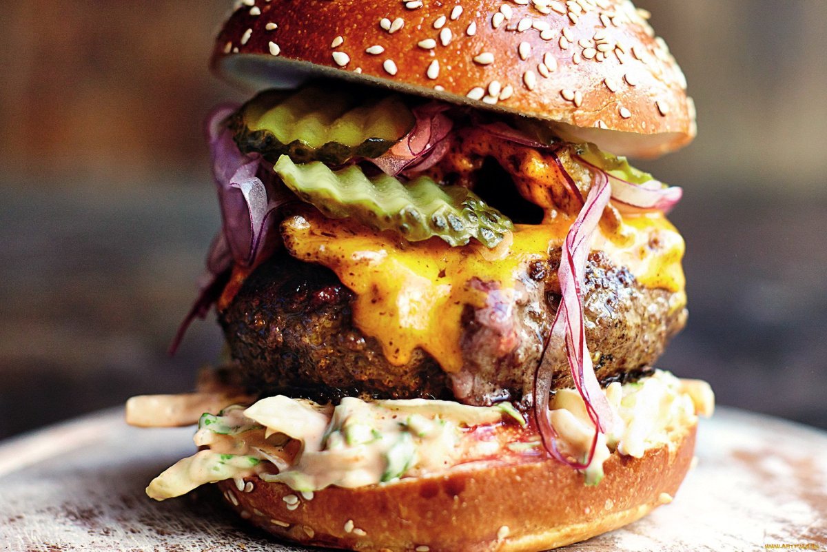 Вкусный сочный бургер