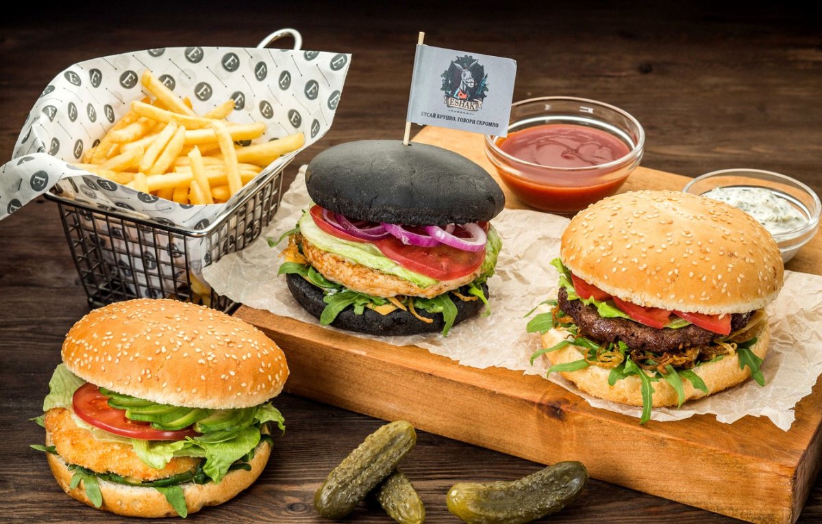 Бургеры на столе