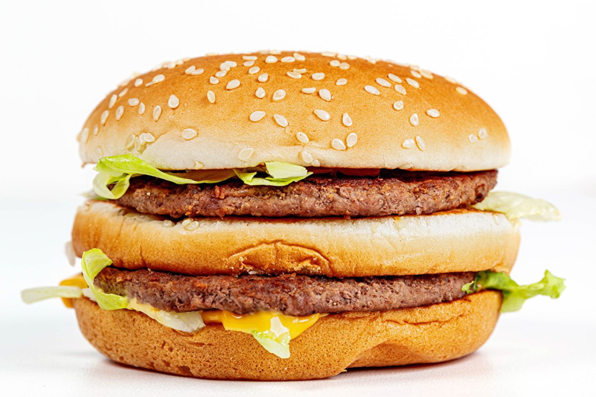 Гамбургер на белом фоне