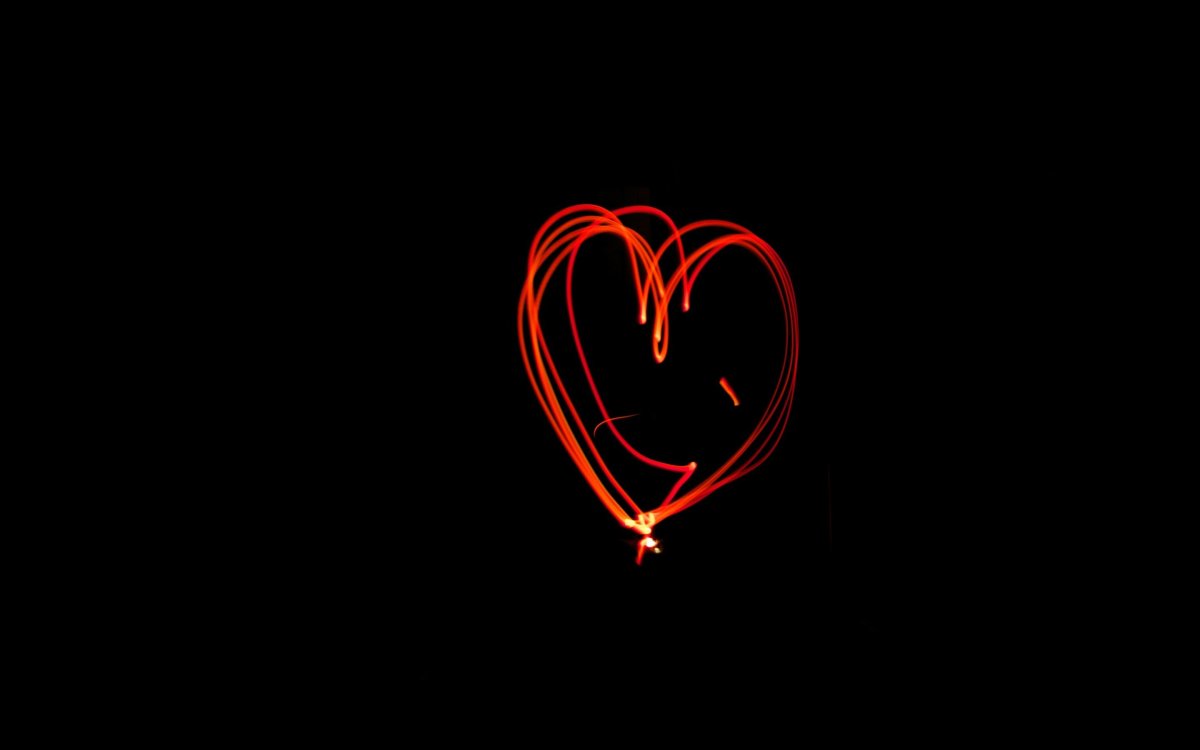 Красное сердце на черном фоне