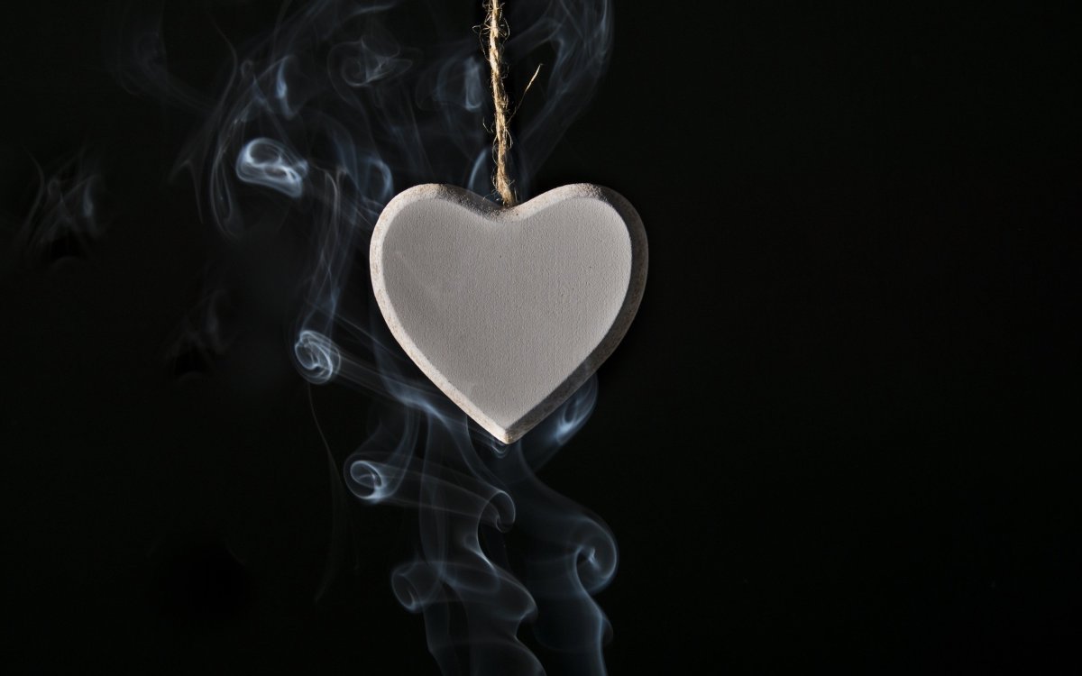Сердечко на черном фоне