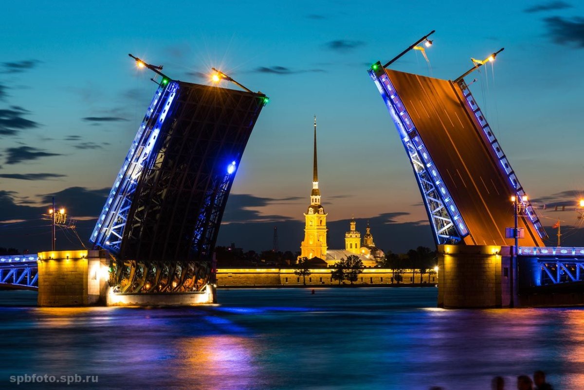 Дворцовый мост в Санкт-Петербурге