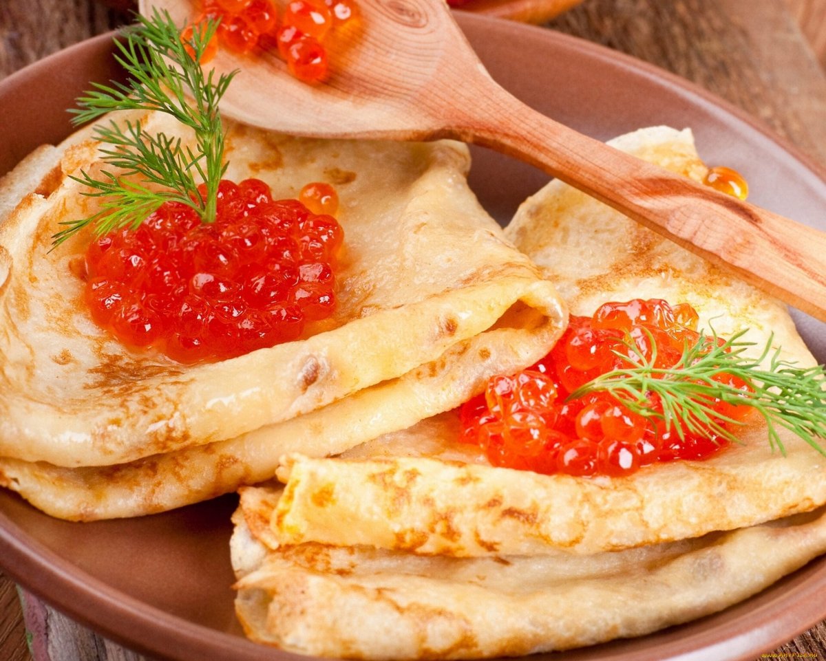 Блины с красной икрой на Масленицу