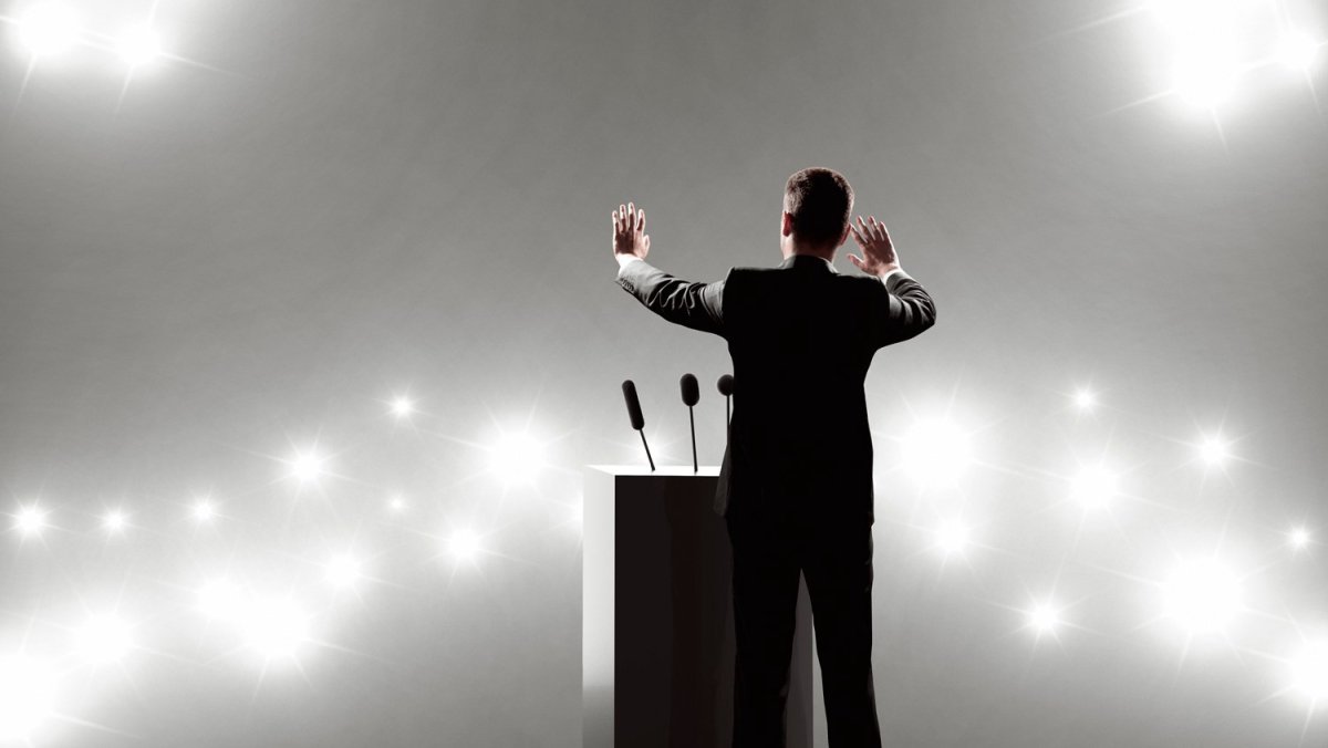 Выступающий за трибуной оратор