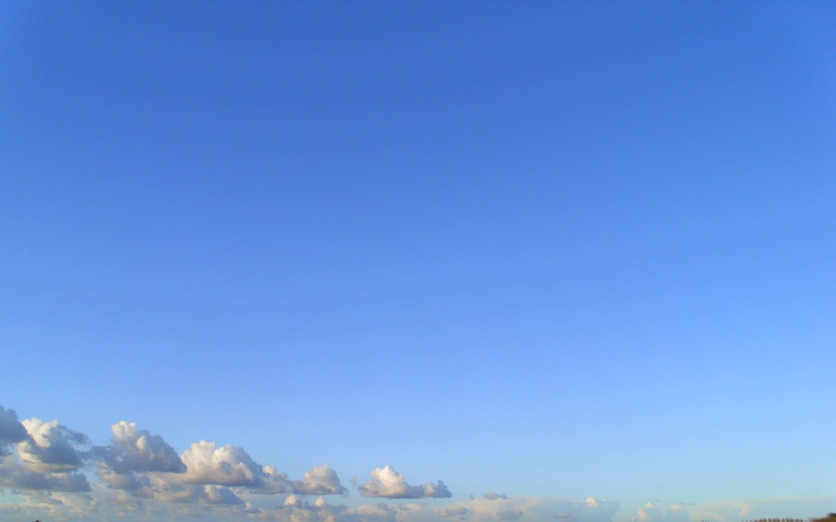 Голубое безоблачное небо