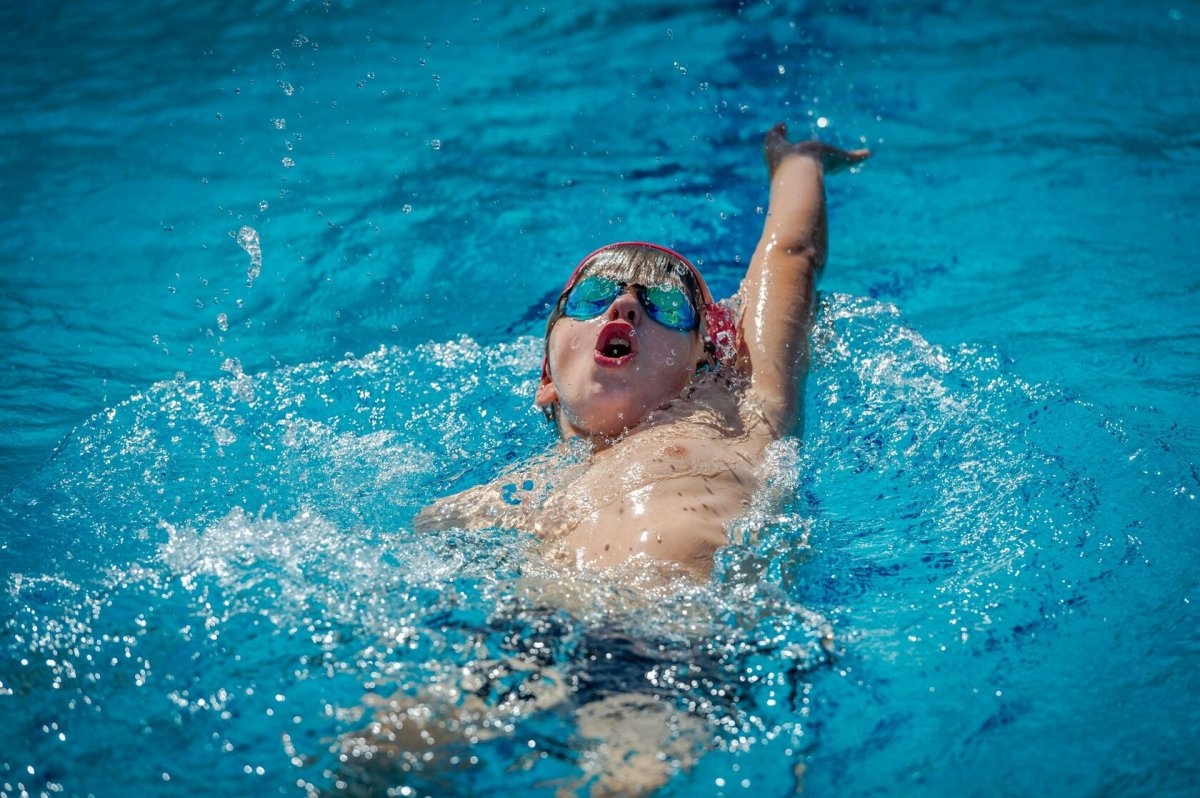 Дети плавают в бассейне