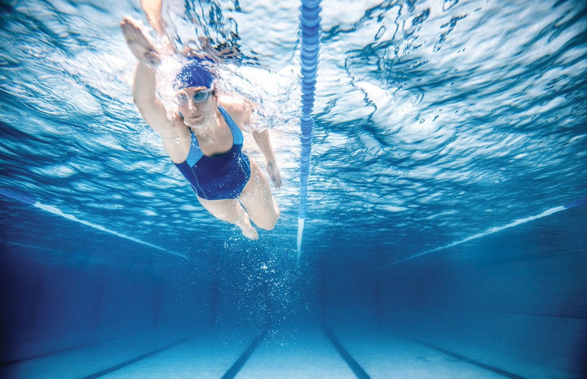 Плывет в бассейне