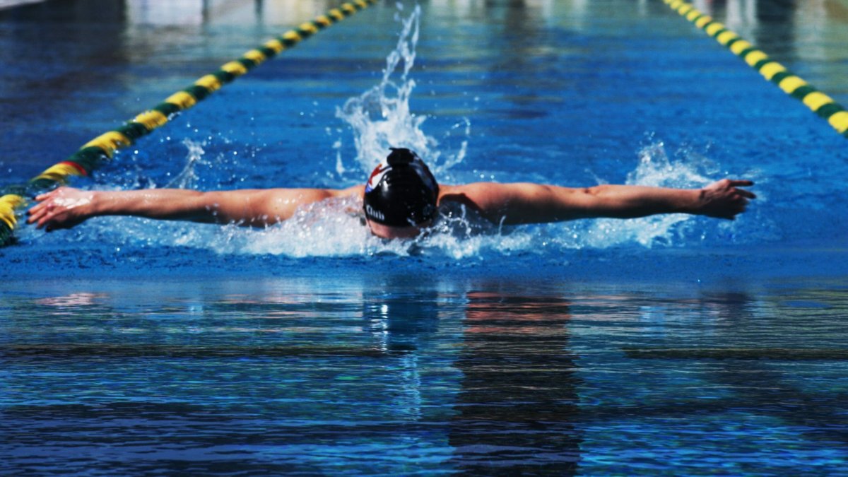 Пловец Баттерфляй в бассейне