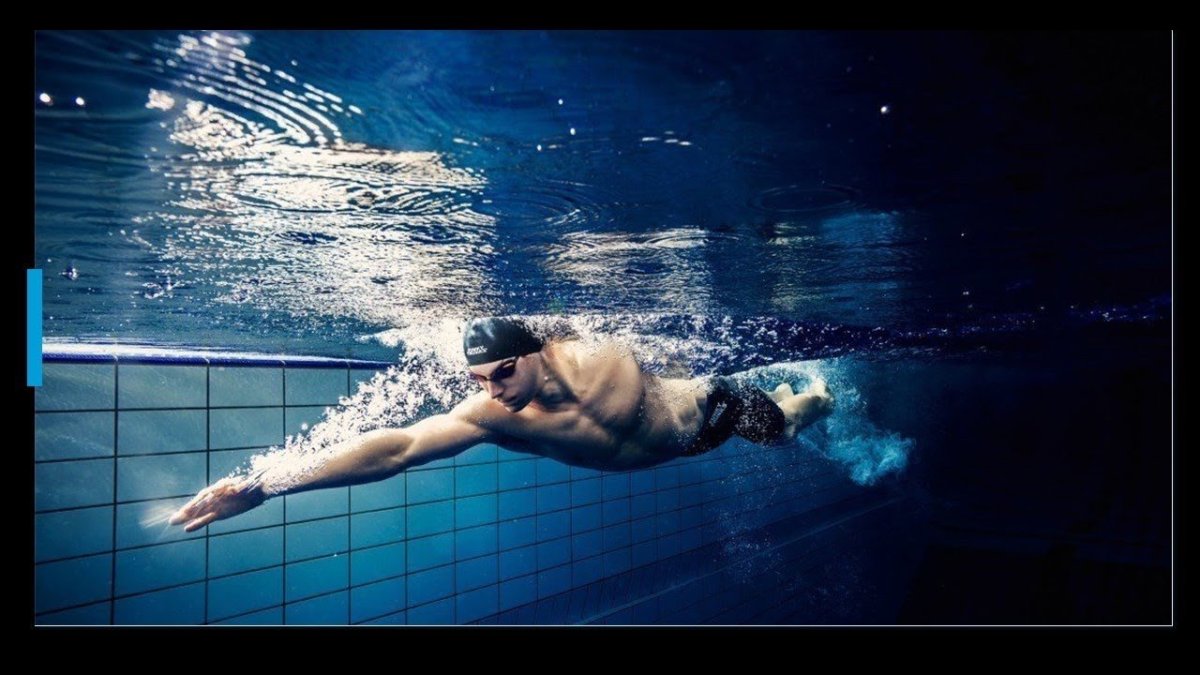 Майкл Фелпс плывет кролем