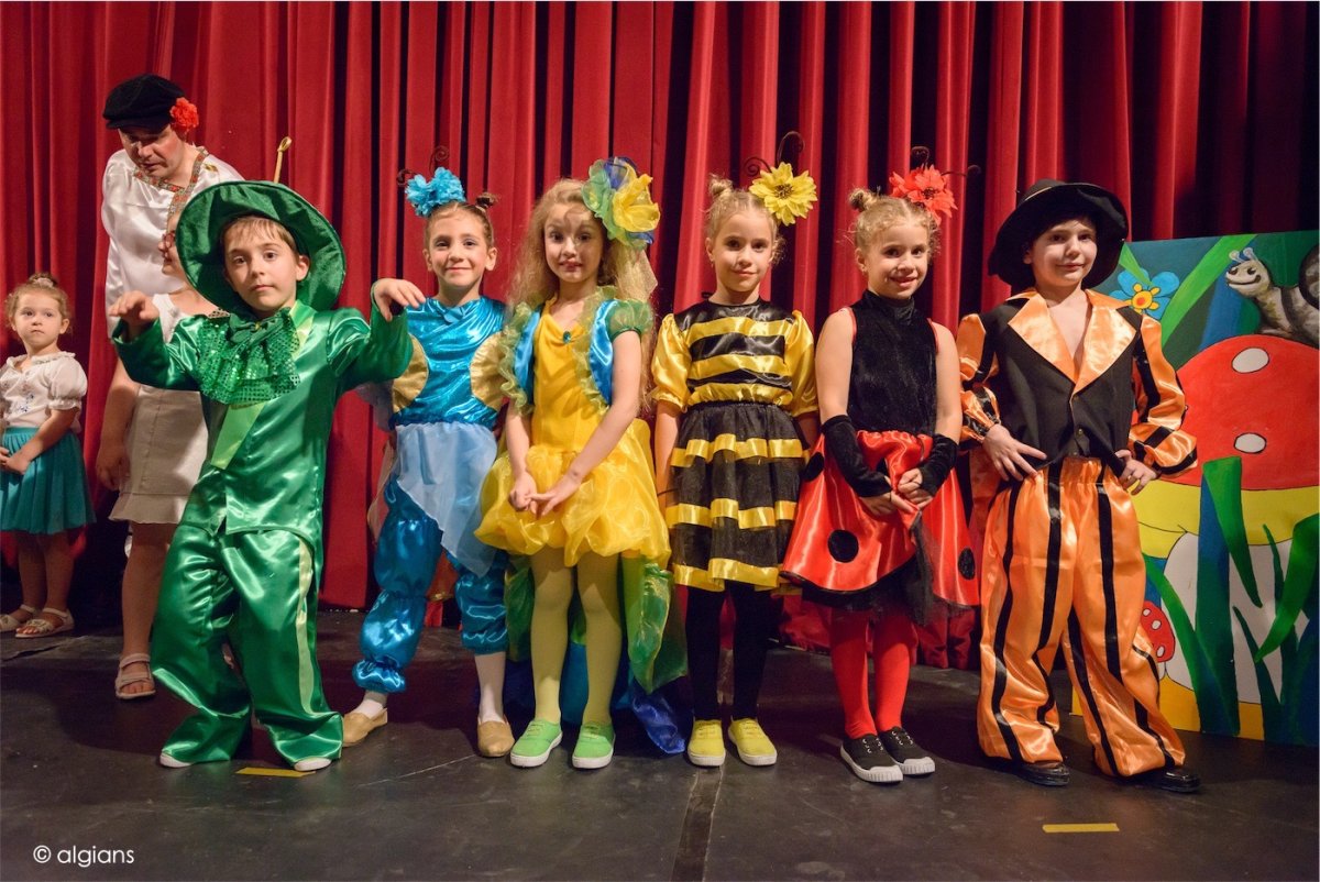 Артисты на сцене детского театра