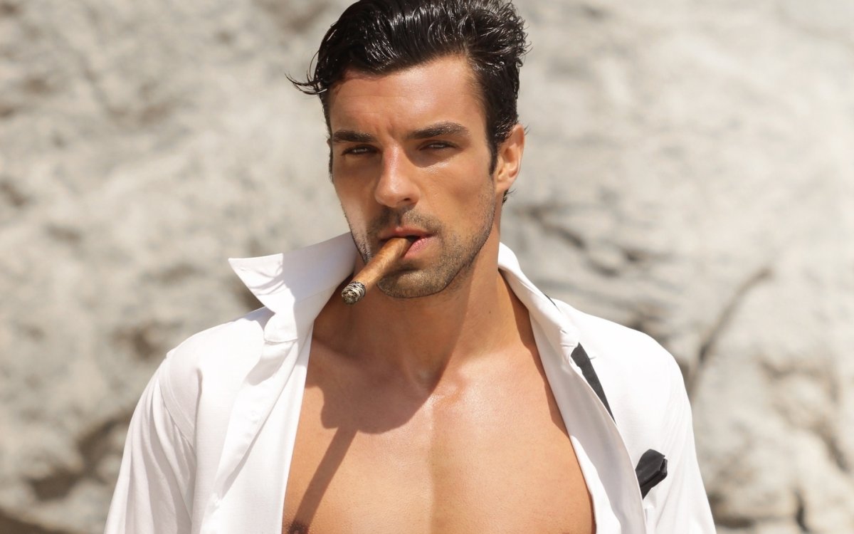 Смуглый брюнет Антон