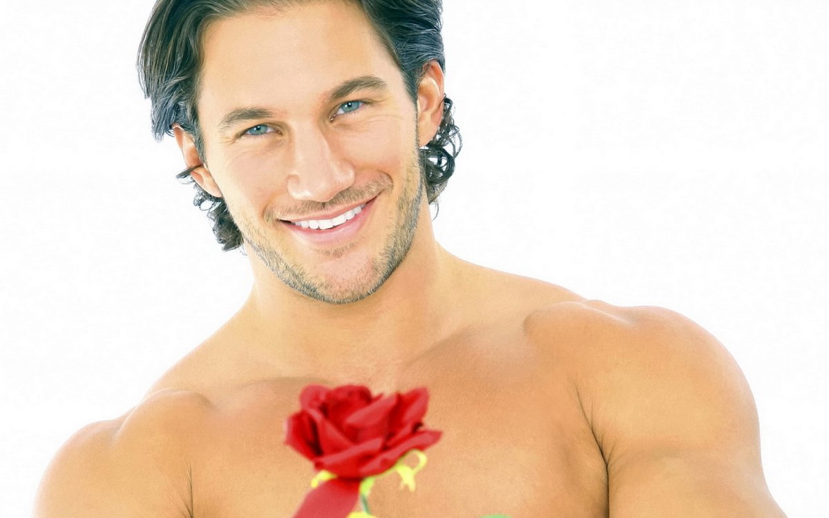 Красивый мужчина с цветами
