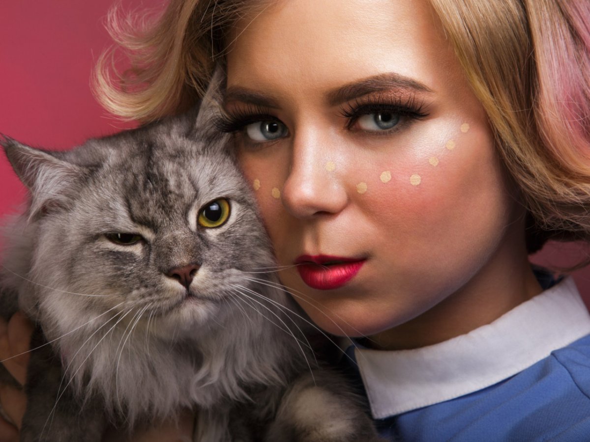 Девушка с котом на руках