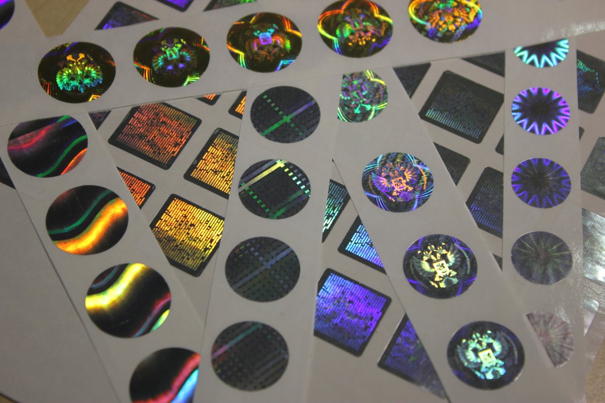 Защитные голографические наклейки