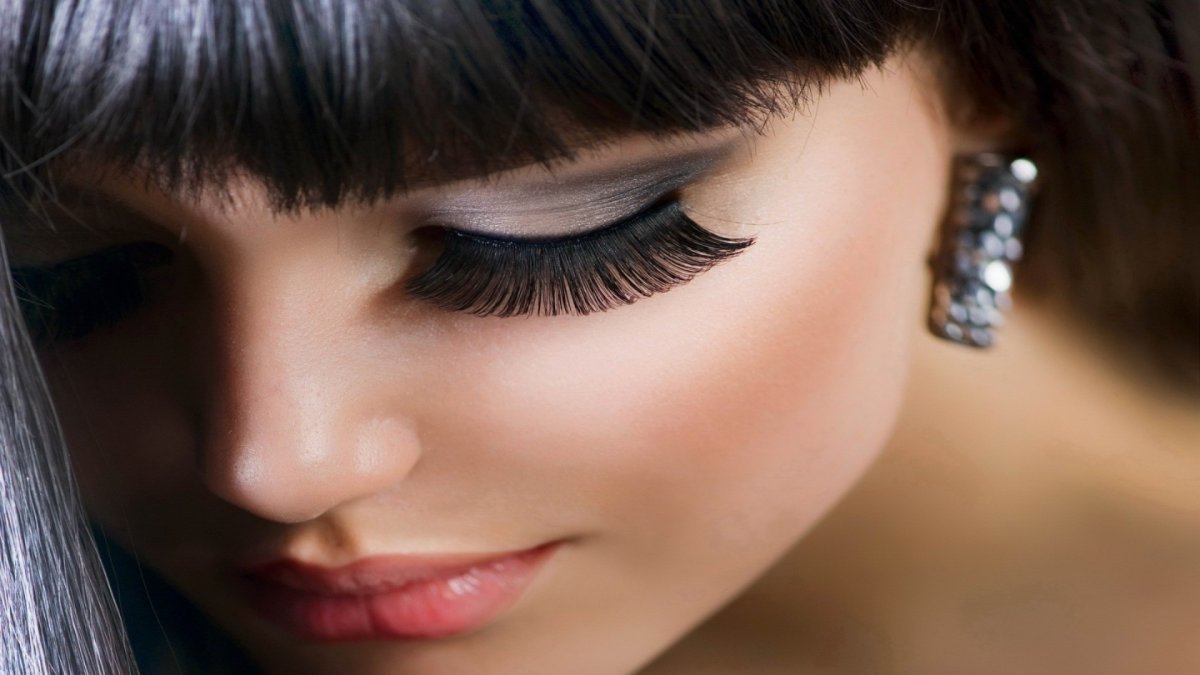 Девушка с большими ресницами