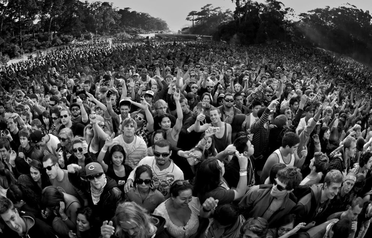 Толпа счастливых людей