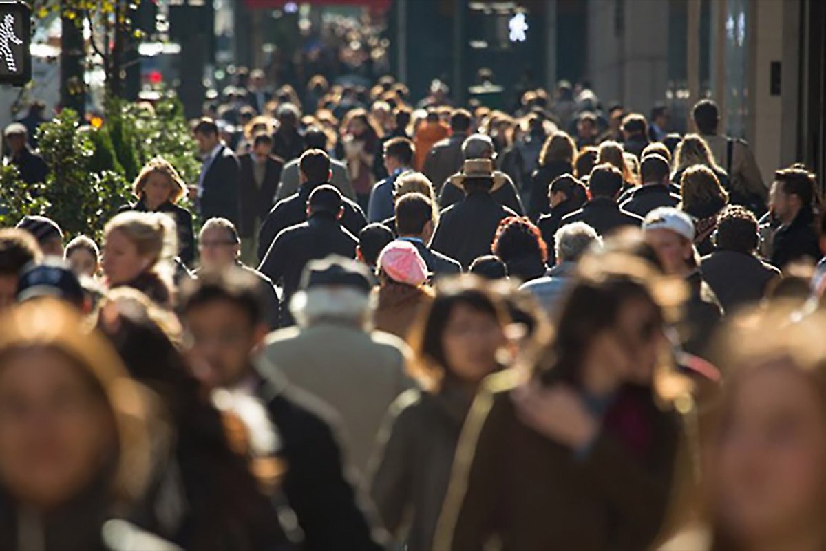 Огромная толпа людей