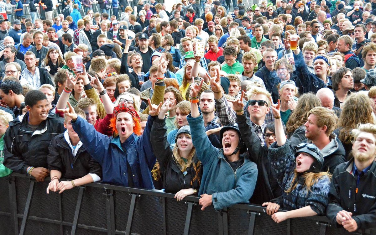 Большое скопление людей