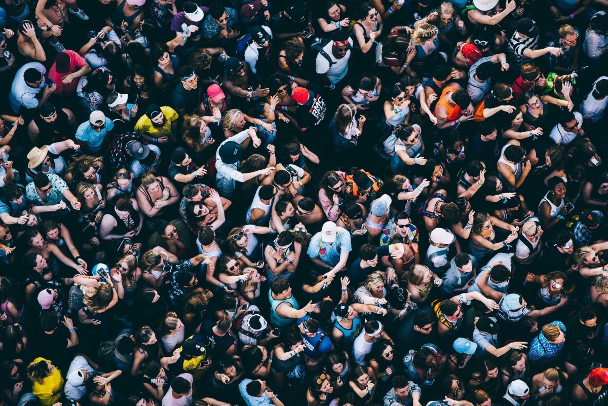 Серая толпа людей