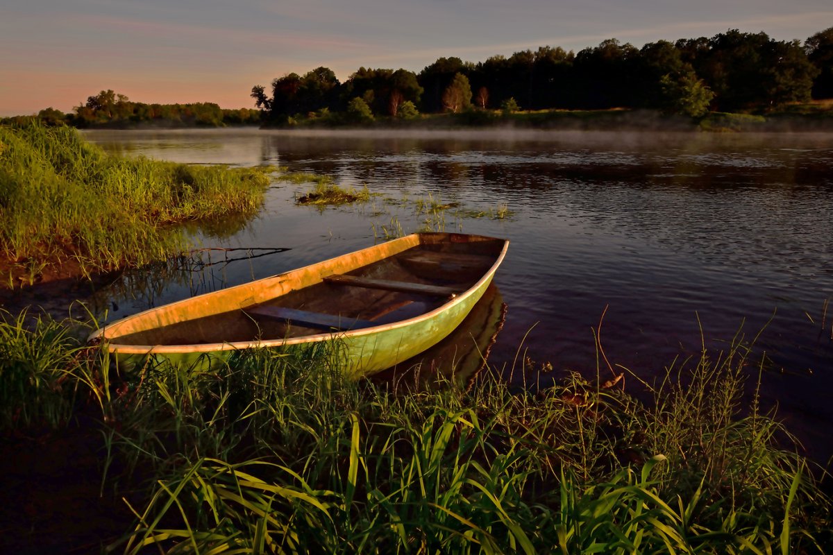 Лодка деревянная на воде