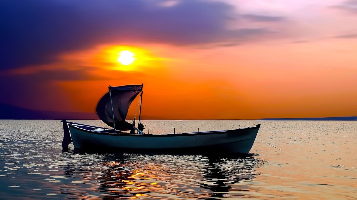 Лодка в море