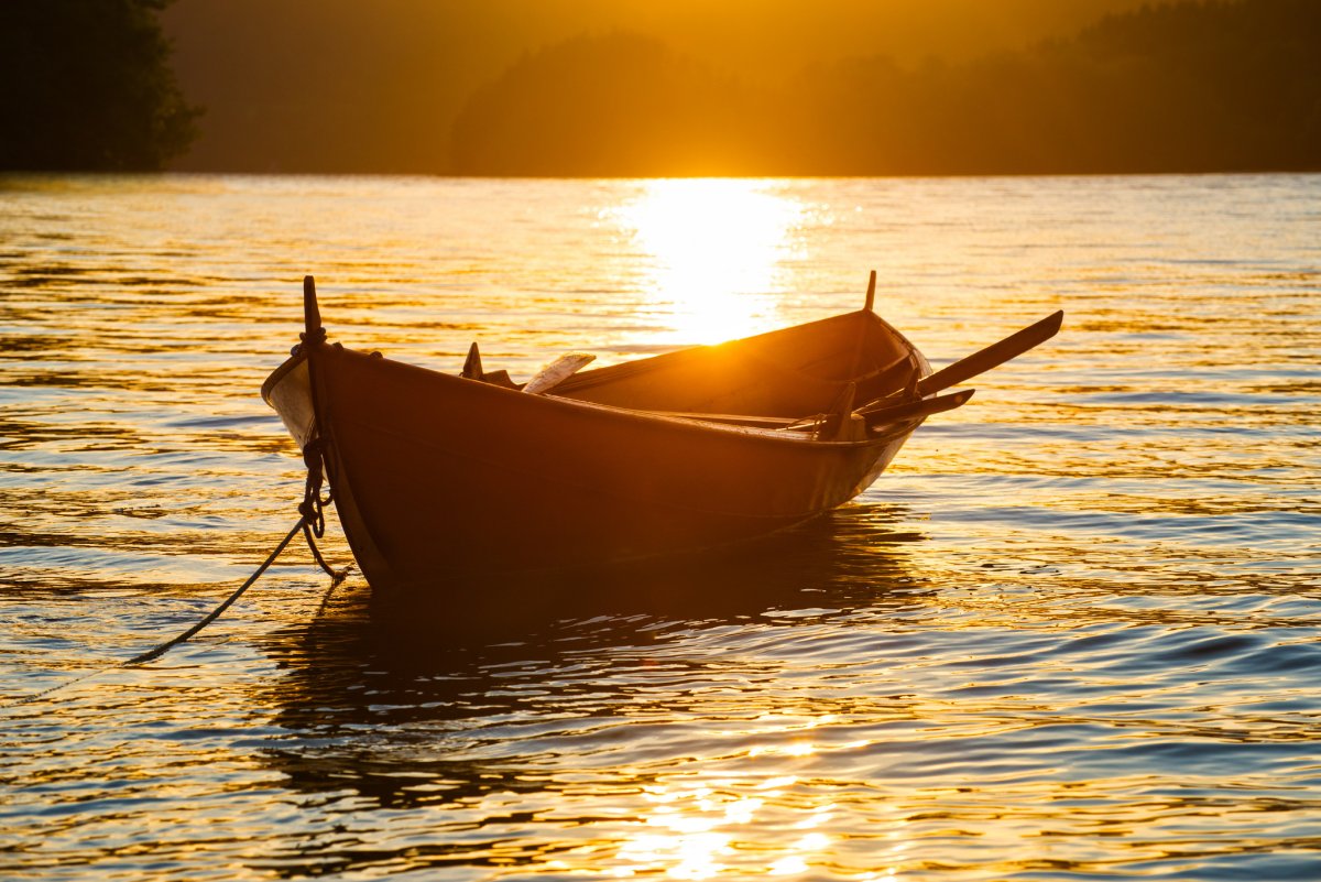 Лодка в море