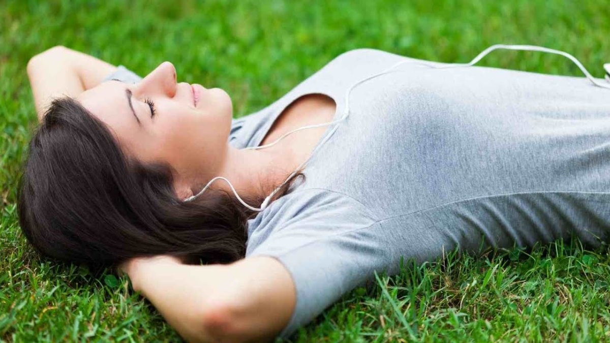 Расслабленная девушка