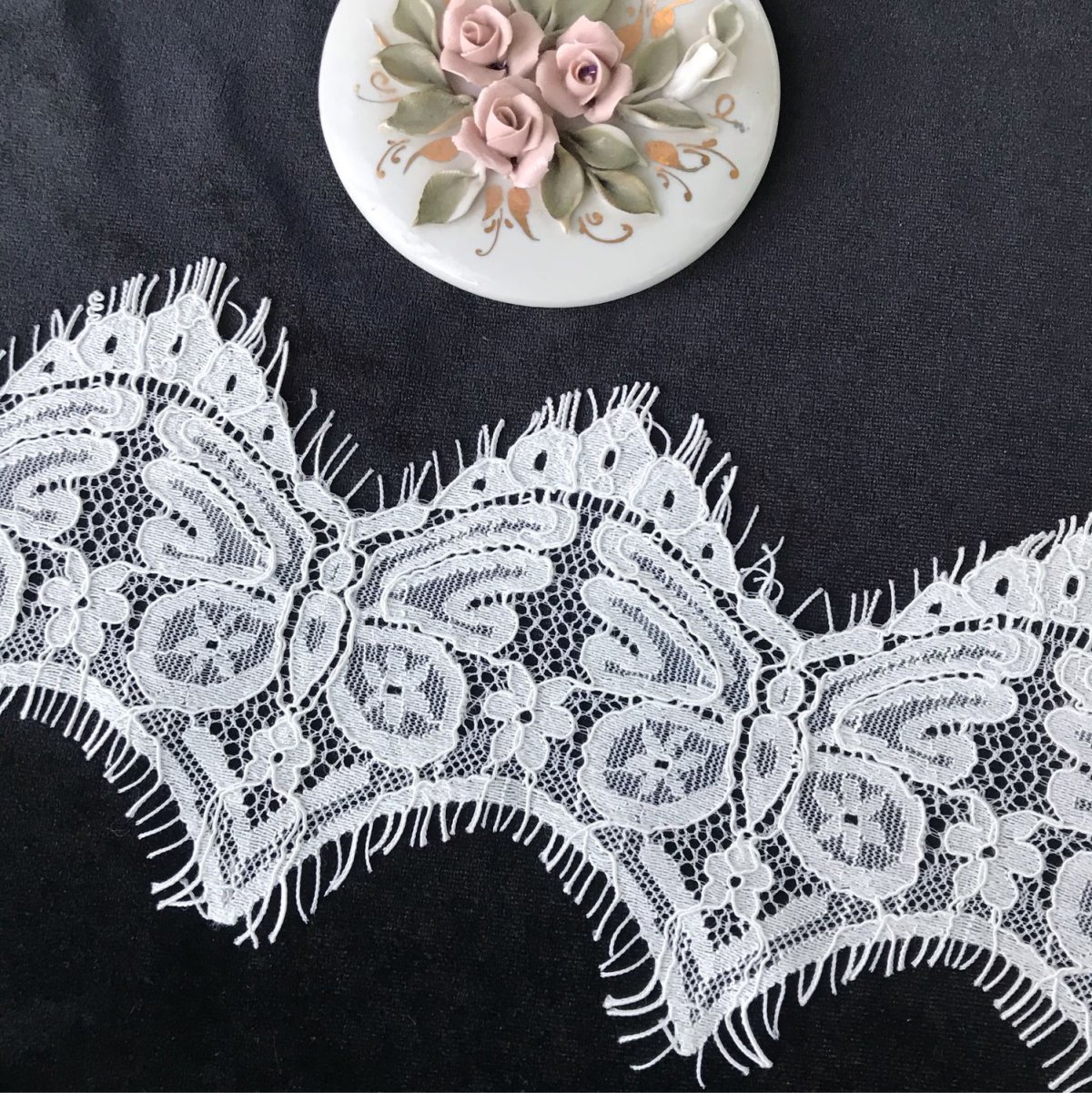 Воротник стойка с кружевом шантильи