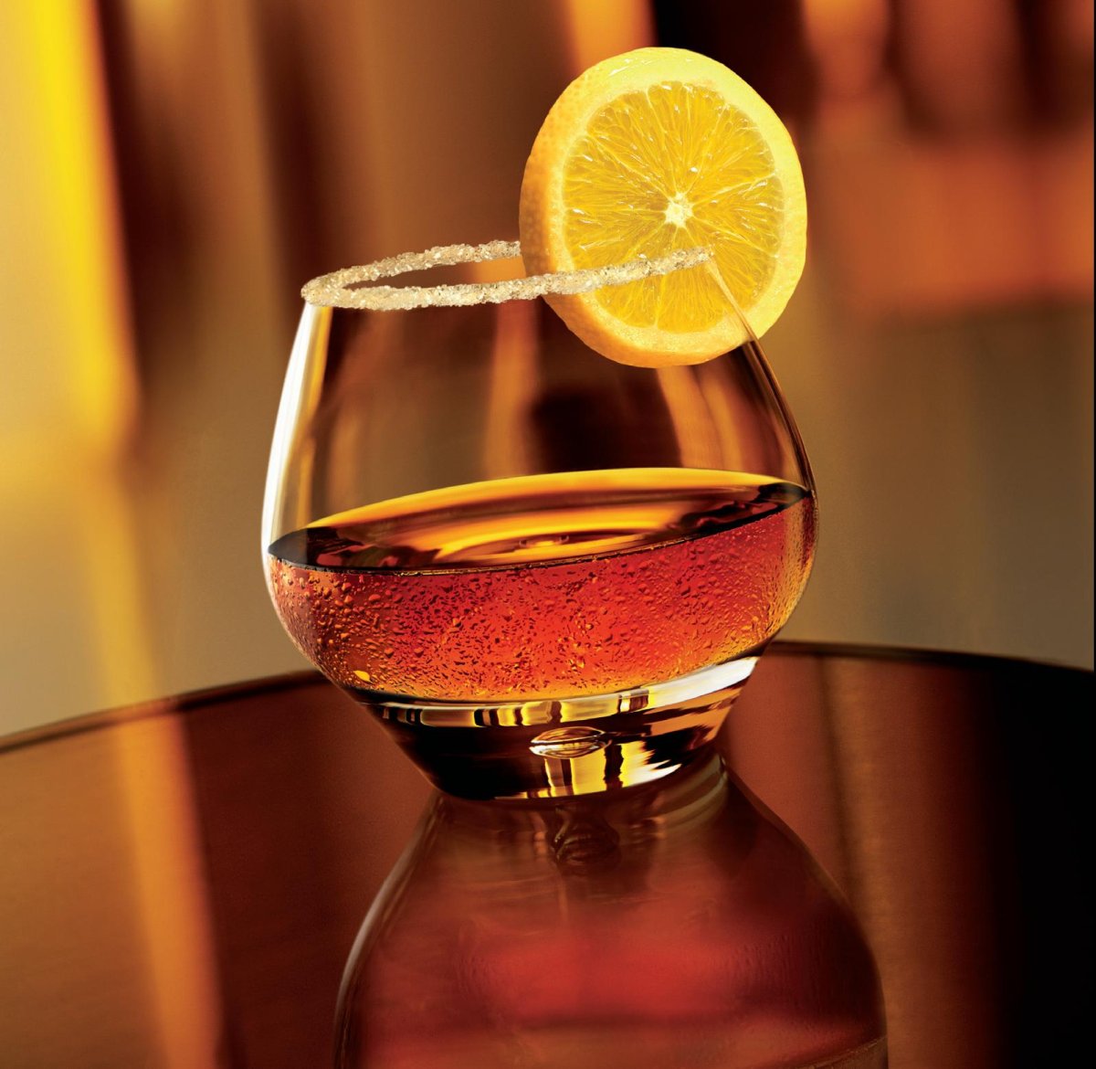 Рюмка коньяка с лимоном