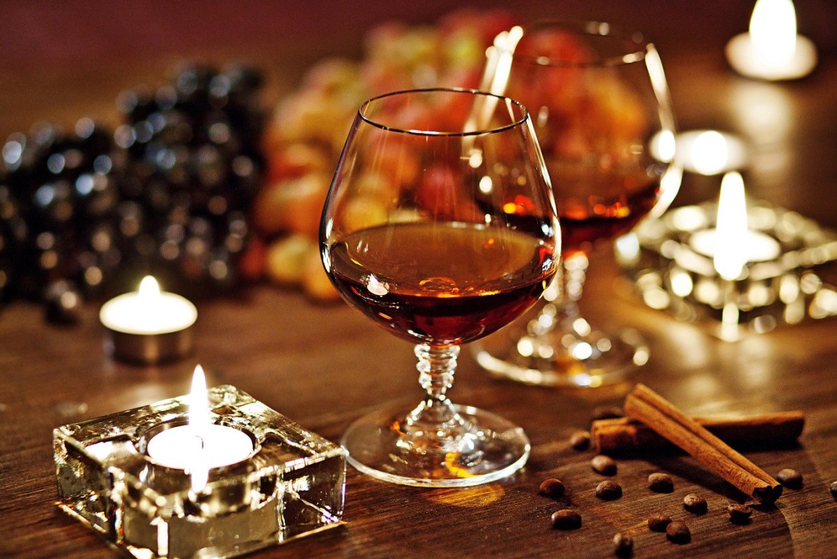 Красивый стол с коньяком