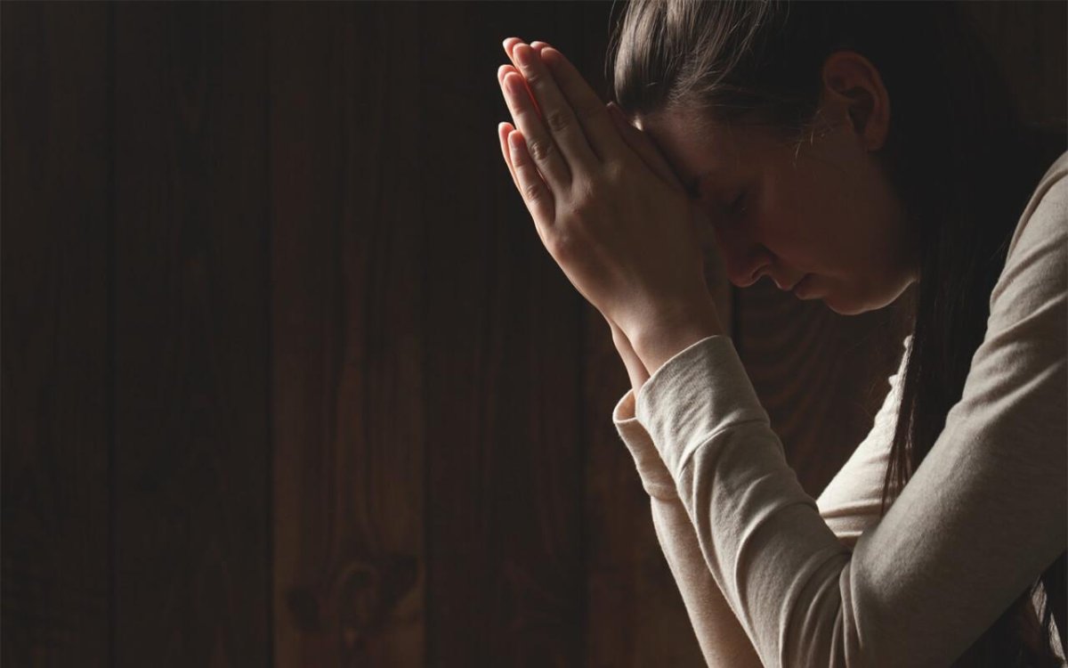 Человек молится на природе