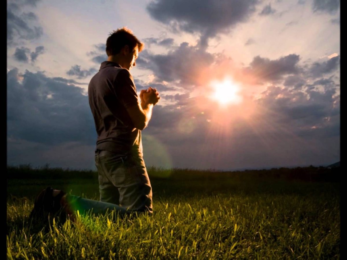 Мужчина молится