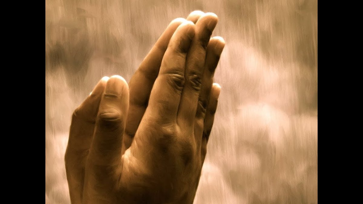 Мужчина молится