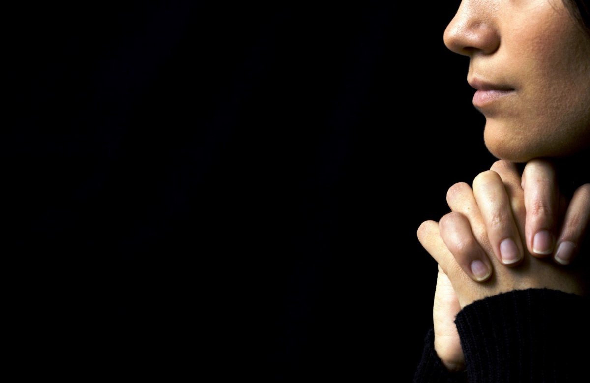 Девушка молится