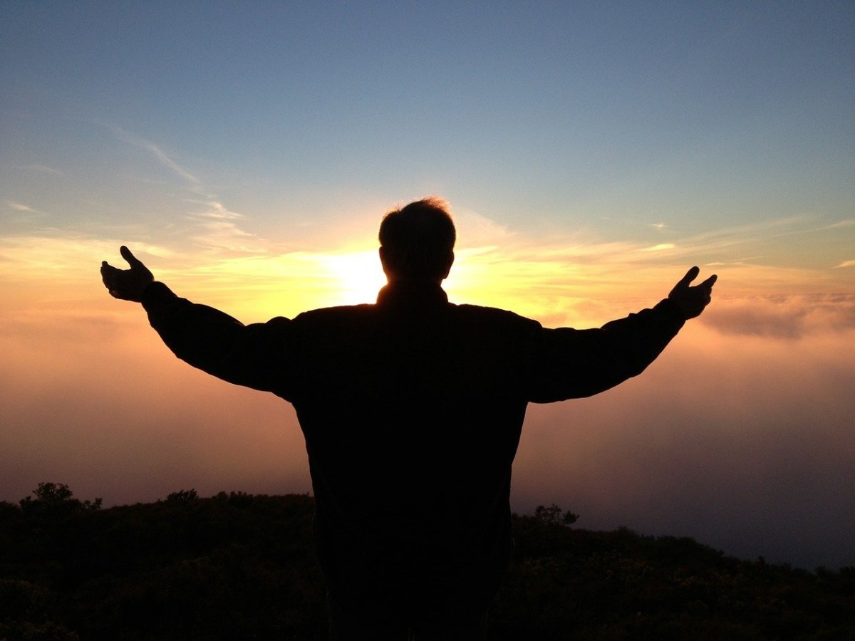 Человек с раскинутыми руками