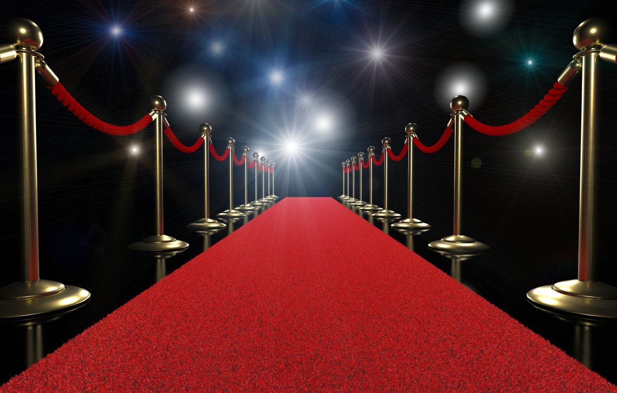 Лестница с красной дорожкой