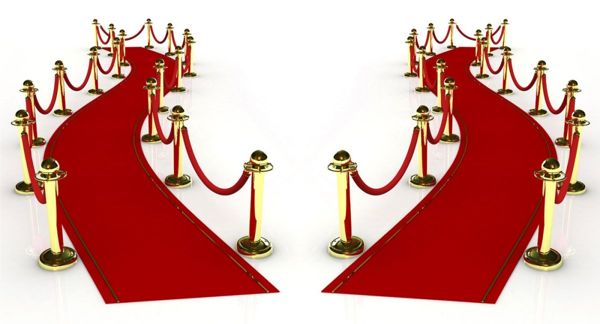 Лестница с красной дорожкой