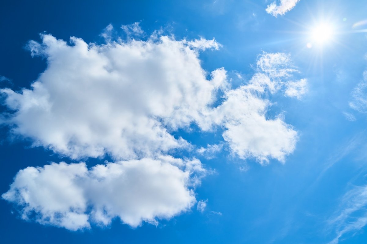 Небо с небольшой облачностью