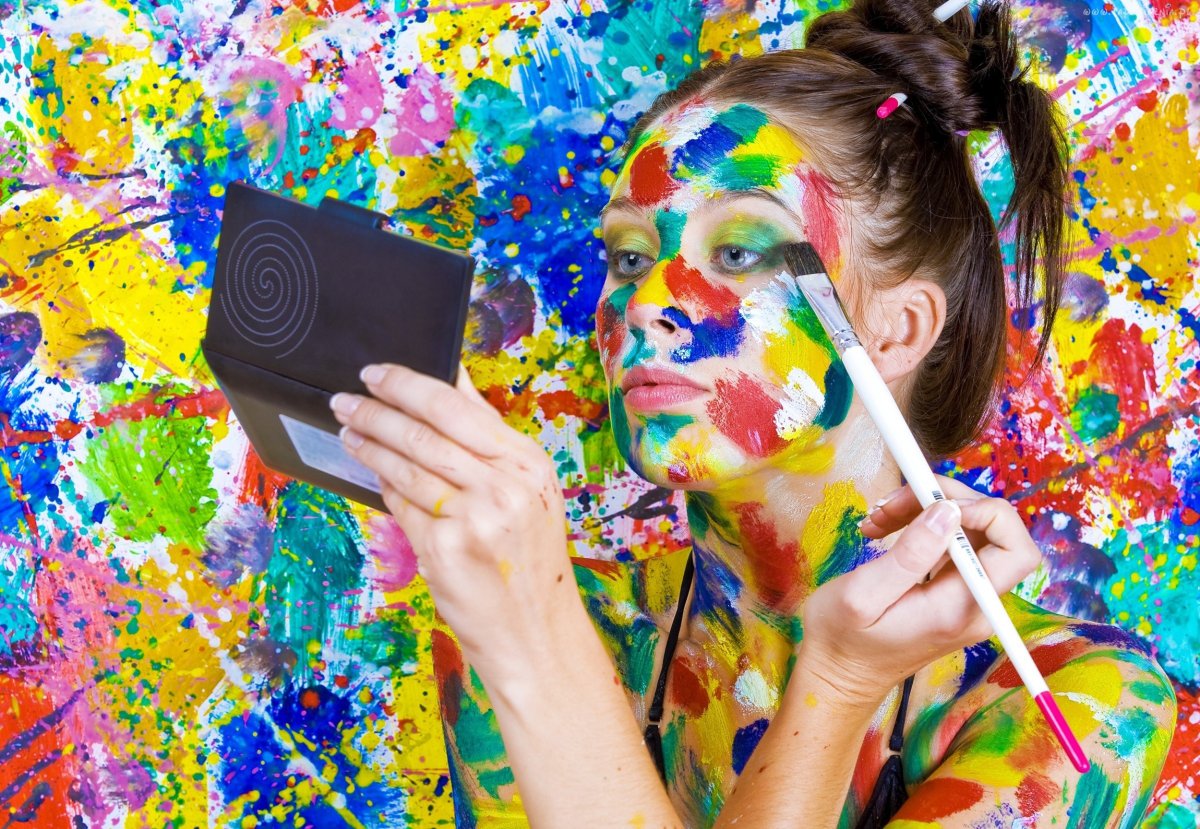 Девушка в ярких красках