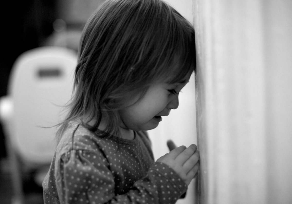 Маленькая девочка плачет